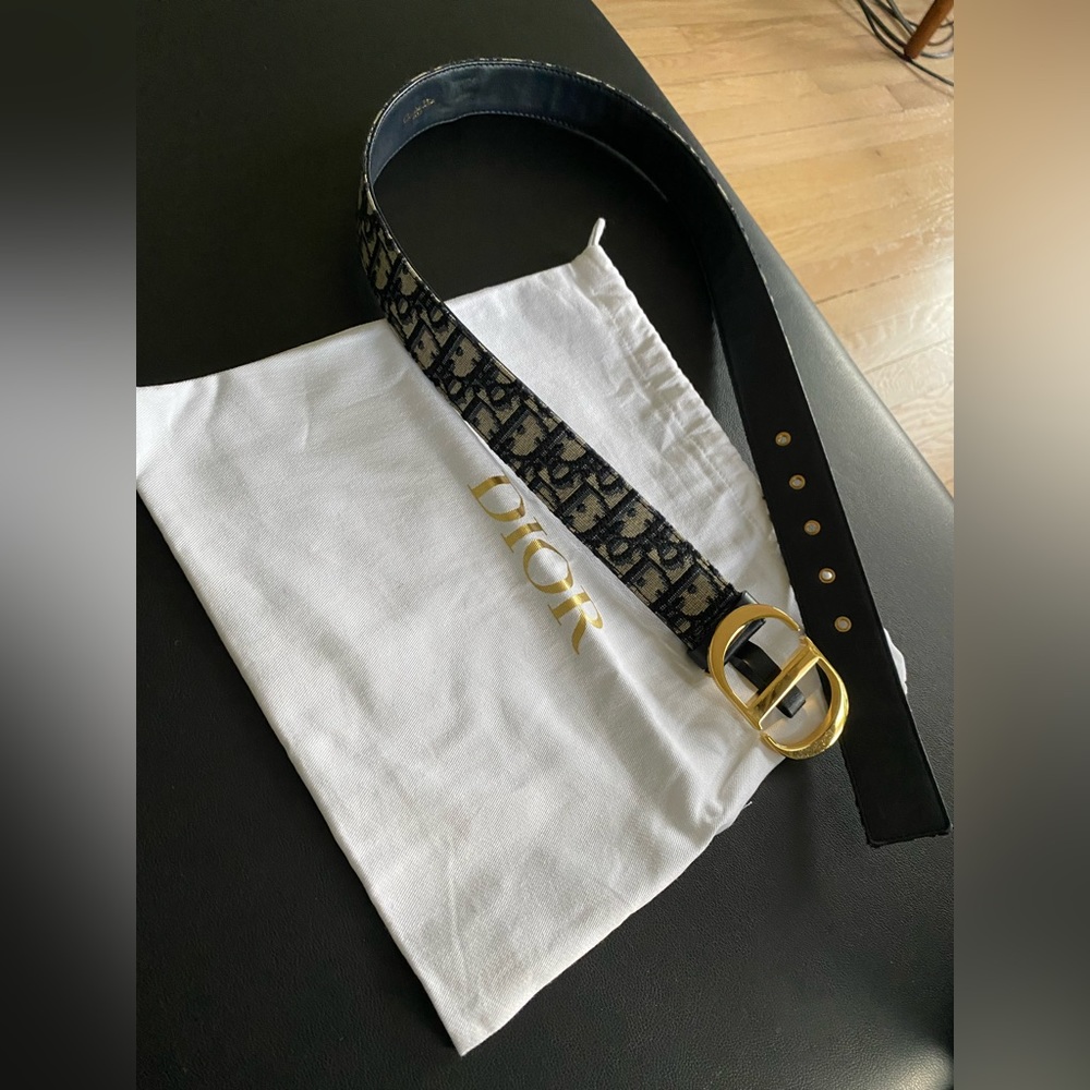 AUTHENTIC: 30 MONTAIGNE REVERSIBLE BELT
Blue Calfskin and Dior Oblique Jacquard
